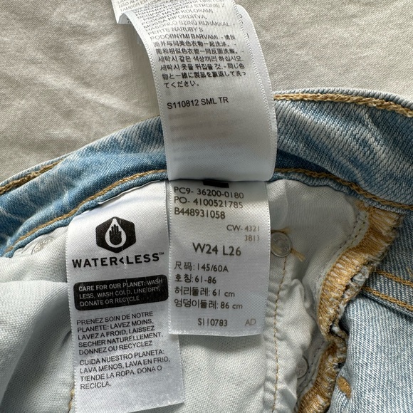 Levi’s Wedgie Fit Light Wash Cropped Jeans - Picture 4 of 4